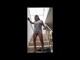 Pole dance en la escalera con una escoba, vistiendo solo una camisa larga y dejando todo a tu imaginacion
